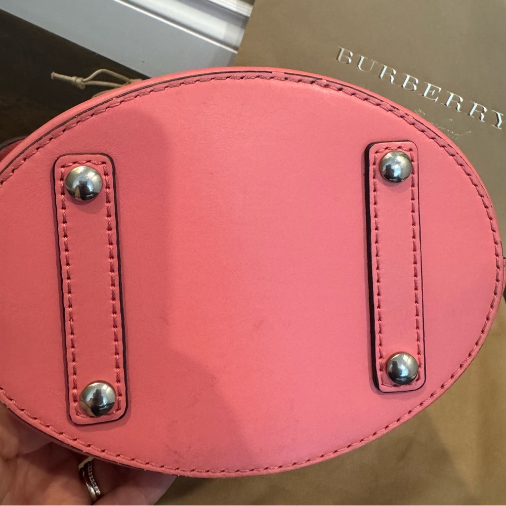 Burberry small leather bucket bag - Picture 14 of 16